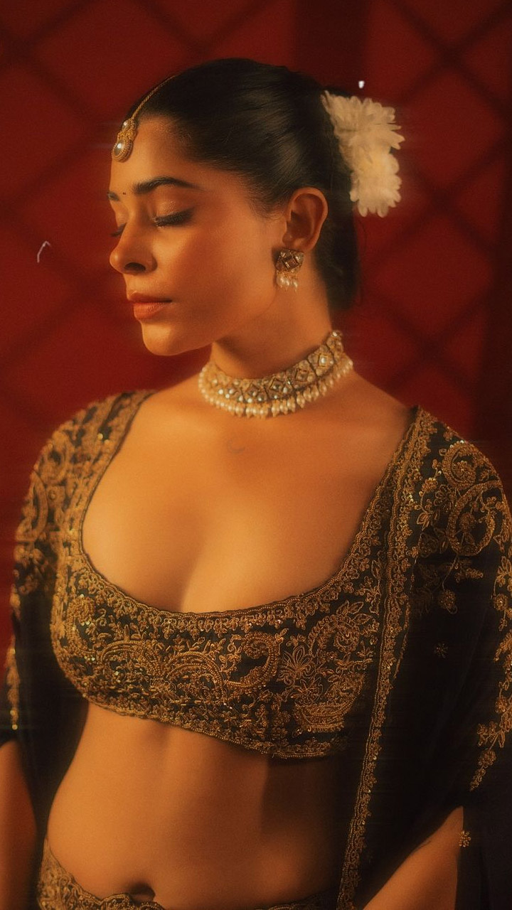 Adding a touch of tradition, Sakshi flaunts a beautiful gajara that enhances her look.
